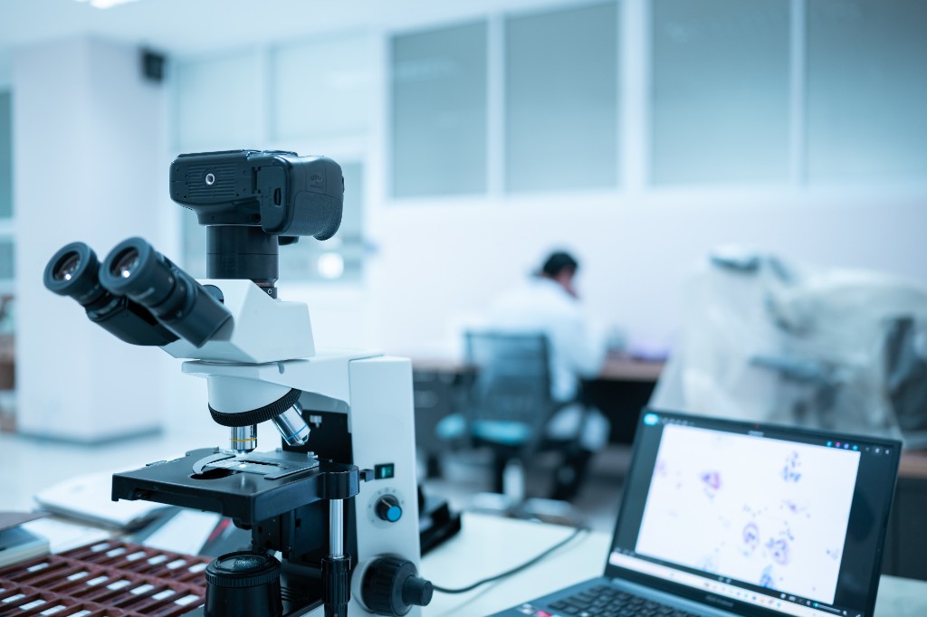 Laboratorio de anatomía patológica con microscopio y análisis digital